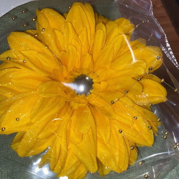 Beautiful hand made flowers. - Picture 7 of 9